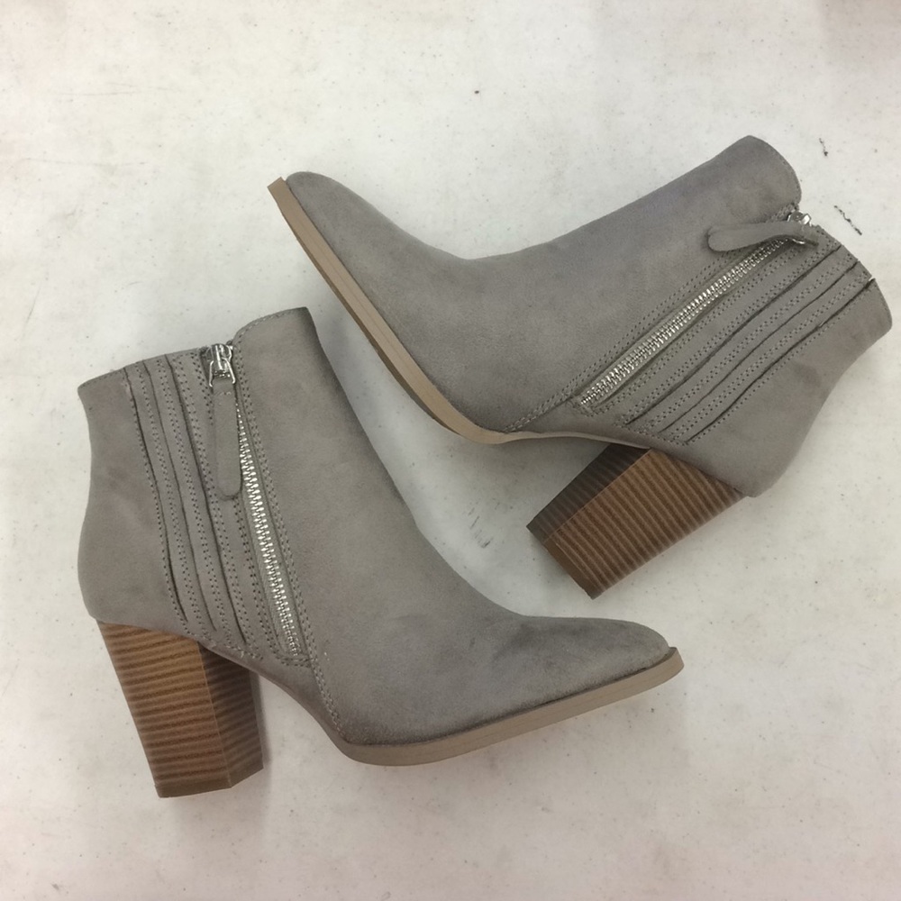 NIB Grey Chelsea Ankle Boots!